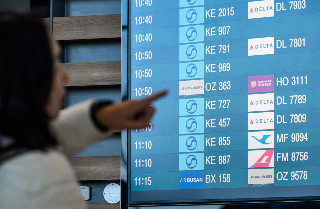 인천국제공항 제2터미널에서 한 여행객이 운항스케줄을 살펴보고 있다. 영종도=임세준 기자