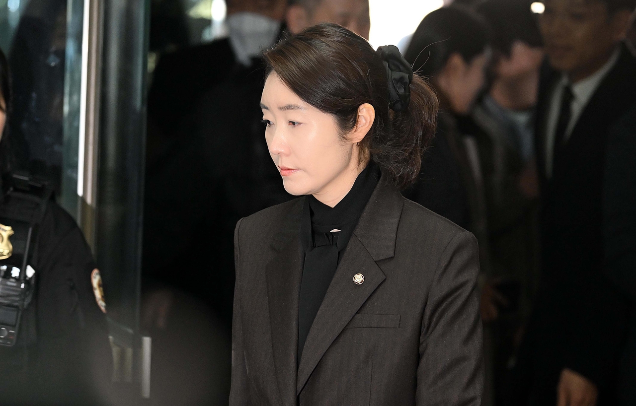 시의원 공천 대가로 1억원을 수수한 혐의를 받는 강선우 무소속 의원이 지난 3월 서울 서초구 서울중앙지법에서 열린 영장심사에 출석하는 모습. 이상섭 기자