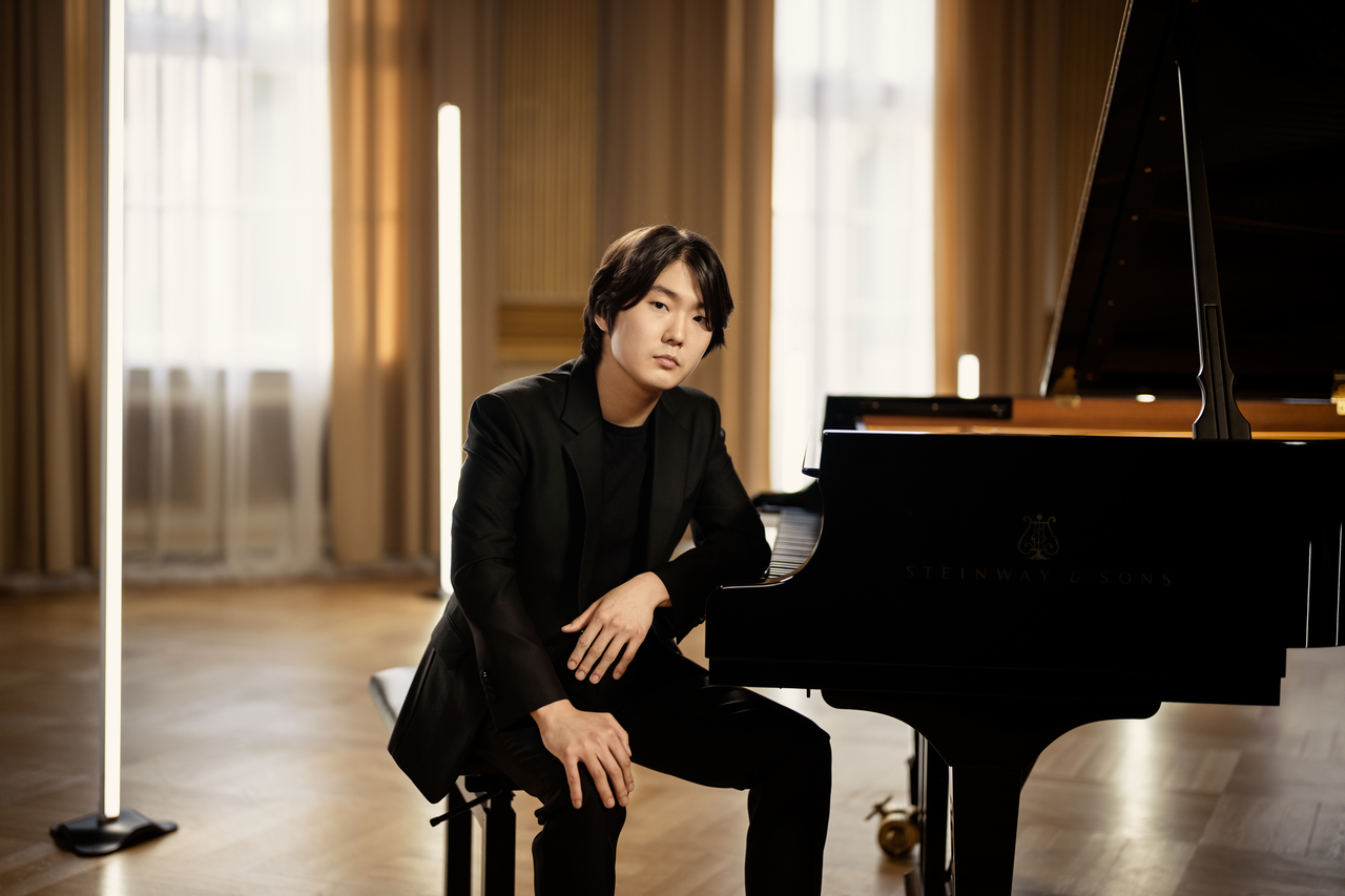 조성진 피아니스트. [©Stephan Rabold. 키아프 서울 제공]