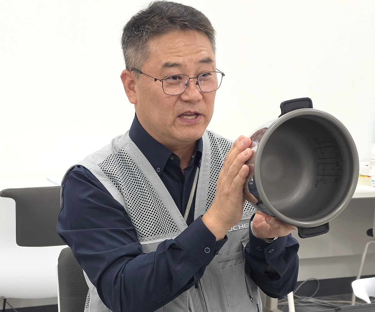 쿠첸이 밥솥에 사용되는 내솥에 티타늄 소재를 적용했다. 최근의 식감 트렌드를 반영해 ‘탱글탱글’한 밥알이 살아있도록 만들었다는 것이 쿠첸측의 설명이다. 쿠첸 밥솥개발팀 염규현 팀장이 ‘티타늄 내솥’을 들어 설명하고 있다. [홍석희 기자]