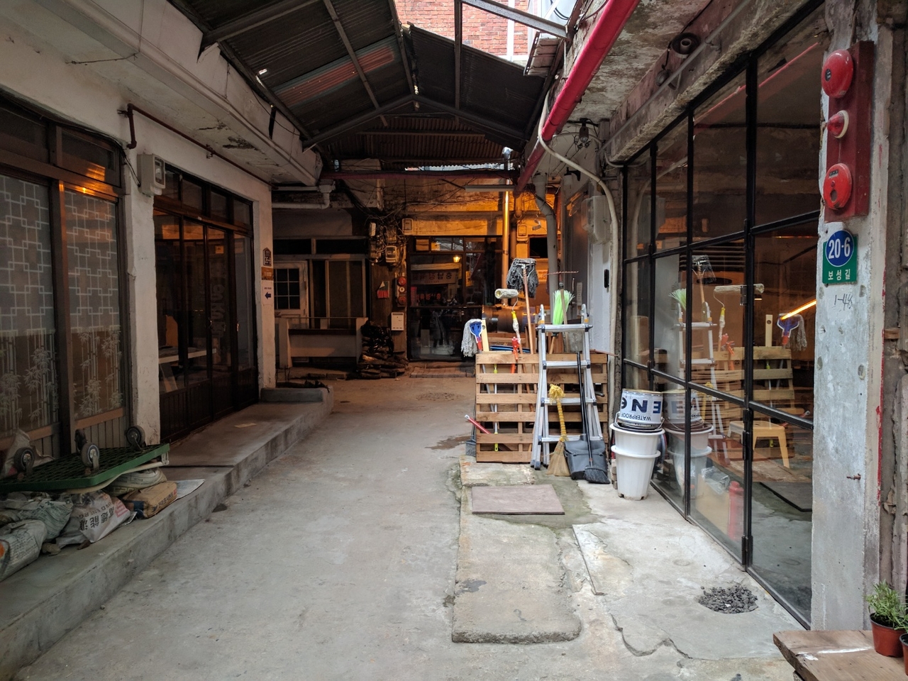 A narrow alley beneath Sinheung Market’s old roof panels before renovation, in this undated photograph. (Sinheung Market Merchants’ Association)