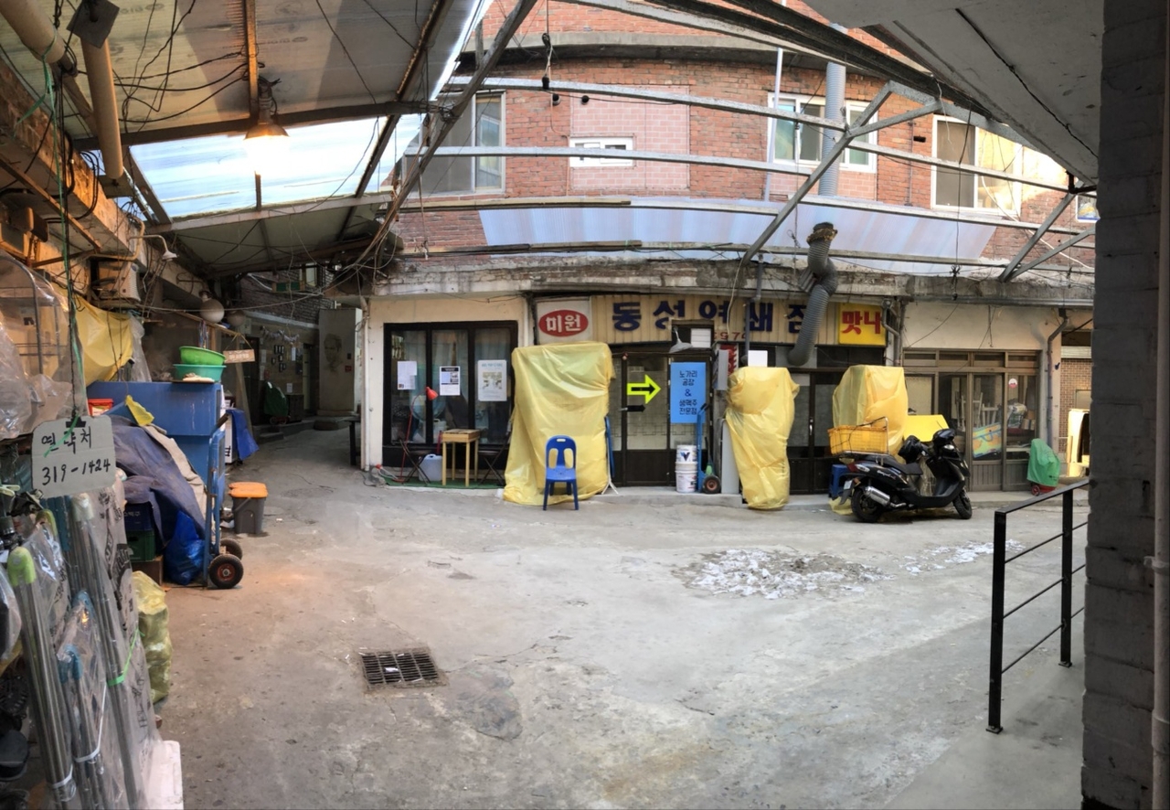 Undated photograph showing an interior view of Sinheung Market before renovation. (Sinheung Market Merchants’ Association)