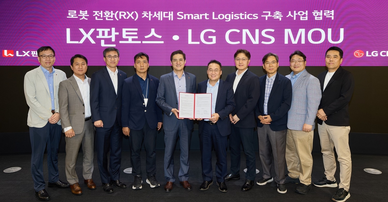 지난 6월 1일 열린 ‘차세대 스마트물류 구축 업무협약식’에서 어재혁 LX판토스 부사장(왼쪽 다섯 번째), 이준호 LG CNS 전무(여섯 번째), 박상균 LG CNS 전무(일곱 번째) 등 양사 관계자들이 기념촬영을 하고 있다. [LX판토스 제공]