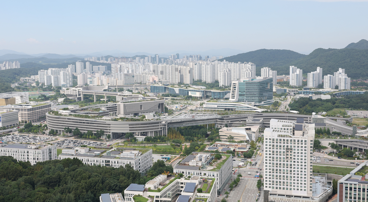 13일 정부가 발표한 2차 공공기관 지방 이전 계획에 따르면 내년 상반기부터 법무부와 성평등부 등 중앙부처와 수도권 공공기관들이 세종특별자치시로 옮겨간다. 검찰청(공소청·중수청)과 경찰청 등 별도의 청사가 필요한 기관은 청사를 신축한 뒤 이전하기로 했다. 사진은 이날 촬영한 세종특별자치시 정부세종청사 일대 모습.  [연합]