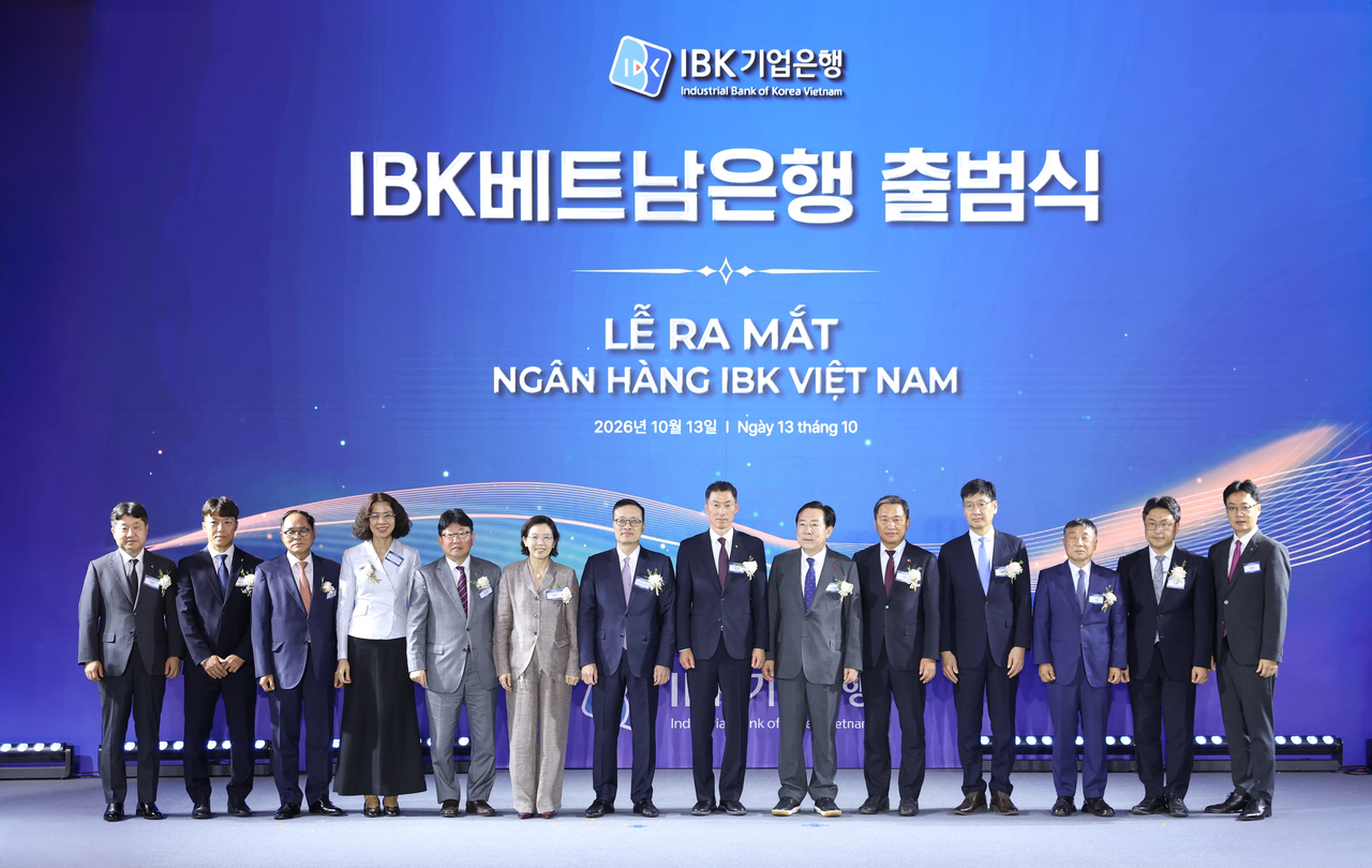 지난 13일 베트남 하노이에서 개최된 ‘IBK베트남은행 출범식’에서 이미연(왼쪽 여섯 번째부터) 주베트남 한국대사관 대사, 팜꽝중 베트남 중앙은행 부총재, 장민영 IBK기업은행장, 김기문 중소기업중앙회 회장, 고태연 주베트남한국상공인연합회 회장, 박경일(맨 오른쪽) IBK베트남은행 법인장 등이 기념촬영을 하고 있는 모습. [IBK기업은행 제공]
