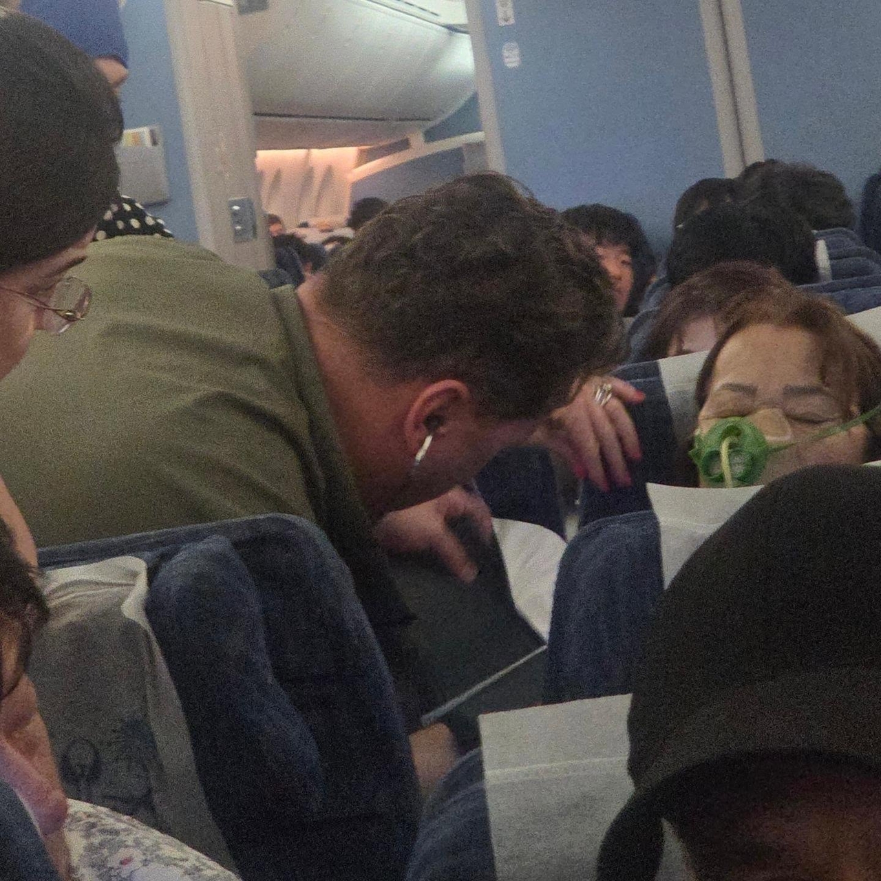 This screenshot from Threads shows Hasan treating a woman in shock aboard a flight from Uzbekistan to Korea on Sunday. (Newsis)