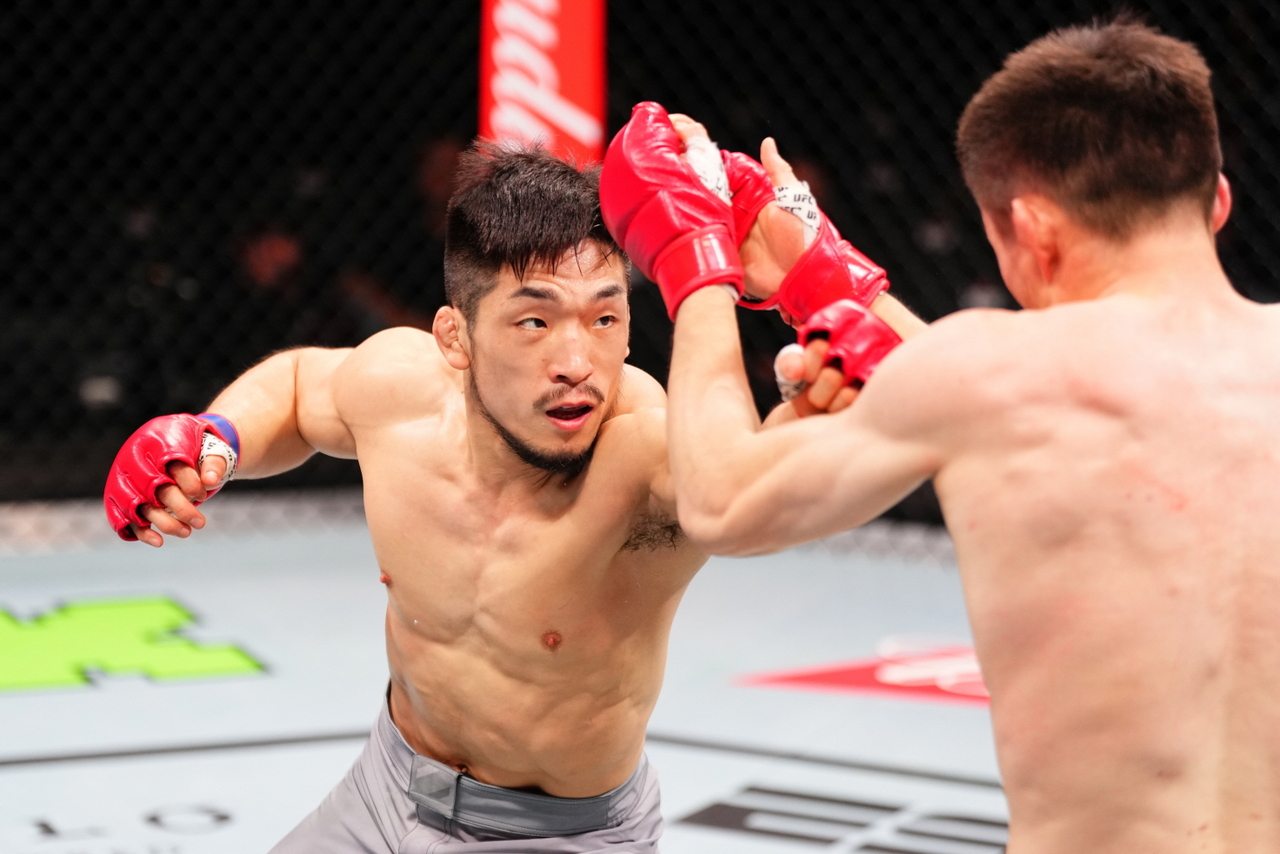 펀치러시를 하는 유수영. [UFC 제공]