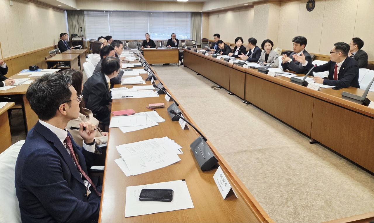 부천시의회 재정문화위원회가 지난 13일 일본 오카야마시의회와 양 도시 ‘문학×만화·웹툰’ 공동창작 모색에 대해 논의하고 있다. [부천시의회 제공]