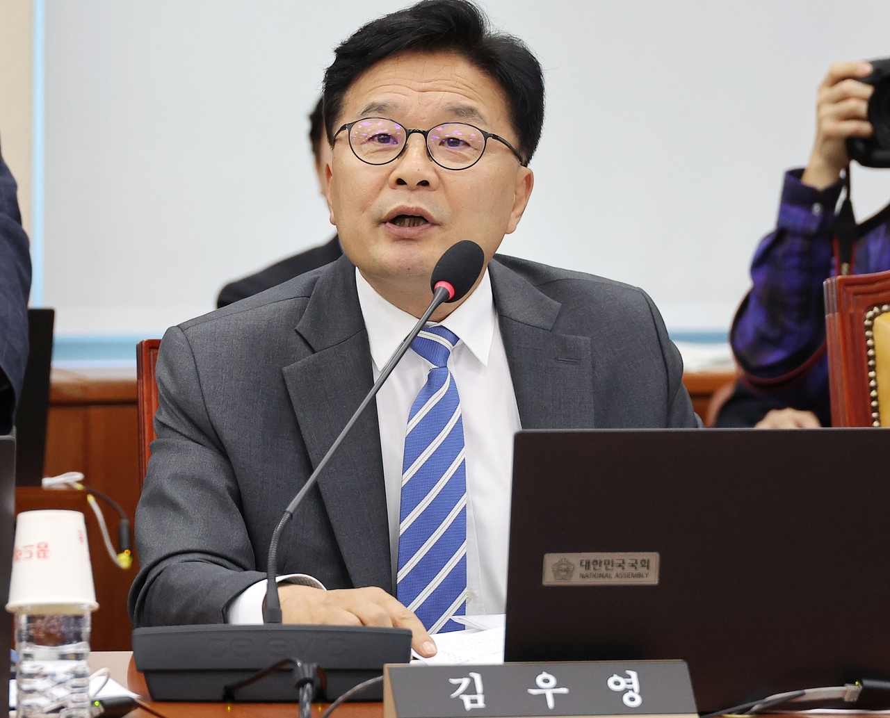 더불어민주당 김우영 의원이 16일 국회 과학기술정보방송통신위원회에서 열린 2025년도 국정감사에서 국민의힘 박정훈 의원의 문자 폭로 사태 관련 발언을 하고 있다. 2025.10.16 [연합]
