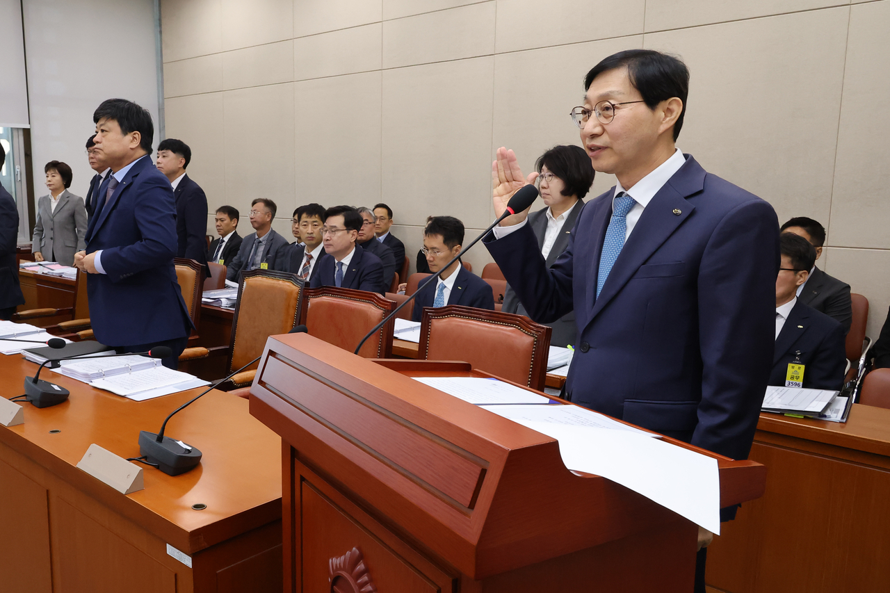 김성주 국민연금공단 이사장이 14일 국회에서 열린 보건복지위원회 국정감사에서 선서하고 있다.  [연합]