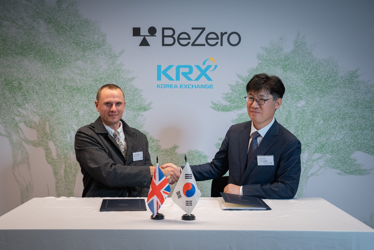 지난 13일 영국 런던에서 한국거래소가 글로벌 탄소크레딧 평가기관 비제로(BeZero)와 고품질 탄소크레딧 시장 개설을 위한 업무협약(MOU)을 체결했다. [한국거래소 제공]