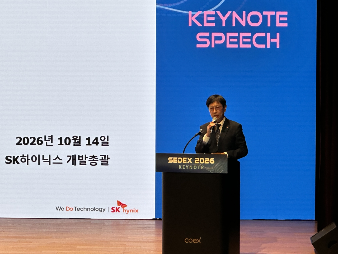 안현 SK하이닉스 개발총괄(CDO) 사장이 14일 서울 강남구 코엑스에서 열린 제28회 반도체대전(SEDEX 2026) 기조연설에서 ‘AI 시대 메모리 기술의 진화 방향’을 주제로 발표하고 있다. 이정완 기자.