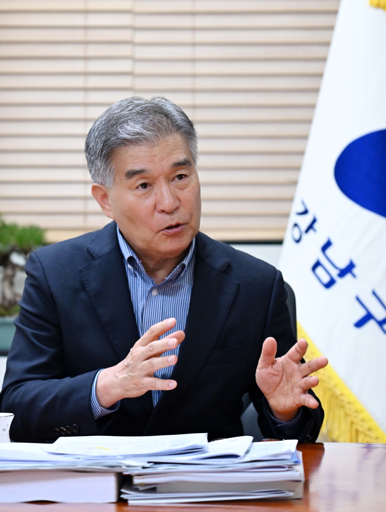 Gangnam-gu Mayor Kim Hyeon-ki speaks during an interview with The Korea Herald at Gangnam-gu Office in Seoul on Tuesday. (Lee Sang-sub/The Korea Herald)