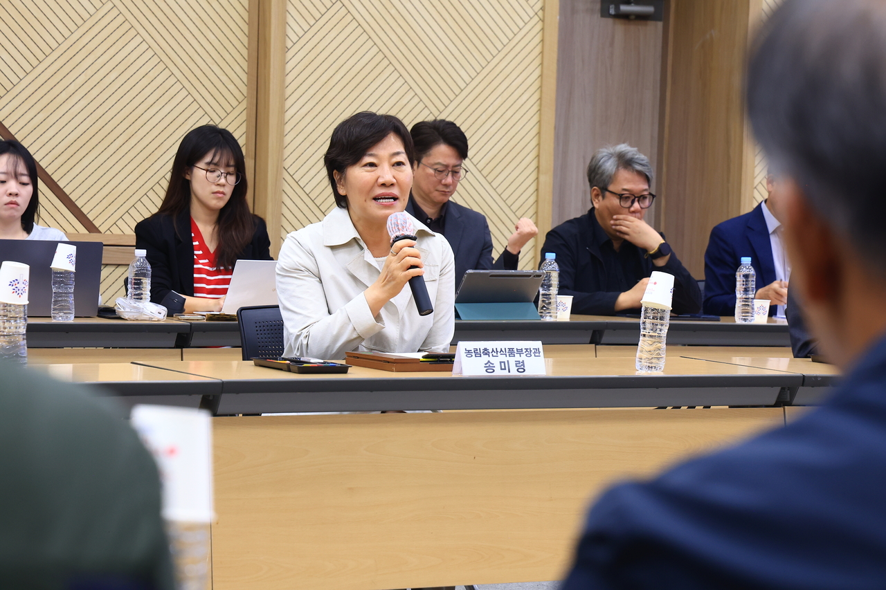 송미령 농림축산식품부 장관이 14일 경남 함양군청에서 열린 농지 전수조사 현장 간담회에서 마을 이장 및 농업인들에게 농지 조사 후속조치와 제도개선 방향을 설명하고 있다. [농림축산식품부 제공]