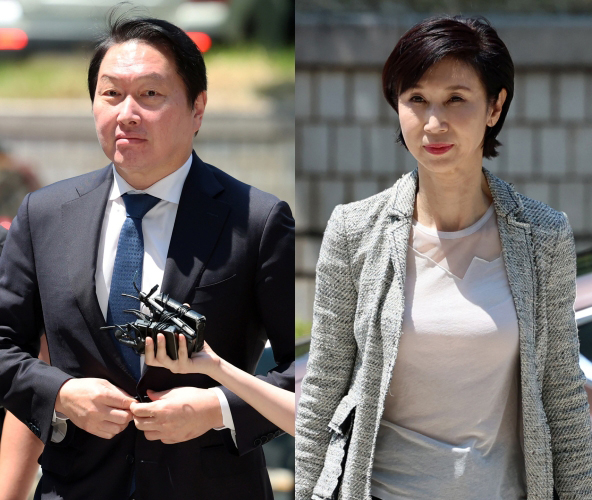 SK Group Chairman Chey Tae-won (left) and Art Center Nabi Director Roh Soh-yeong attend the second mediation session in the rehearing of their divorce property division case at the Seoul High Court in southern Seoul in June. (Newsis)