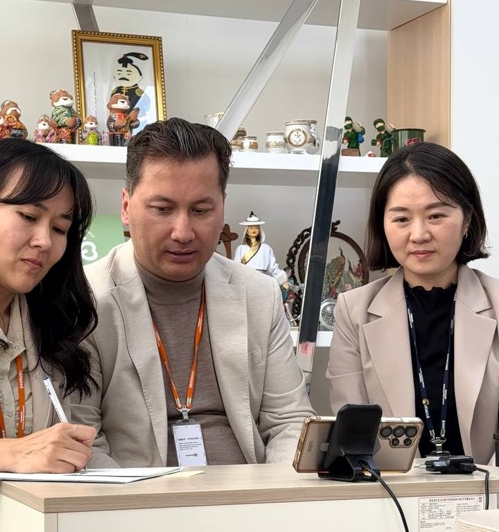 Hasan (center) speaks with The Korea Herald on Wednesday. (Chungbuk National University Hospital)