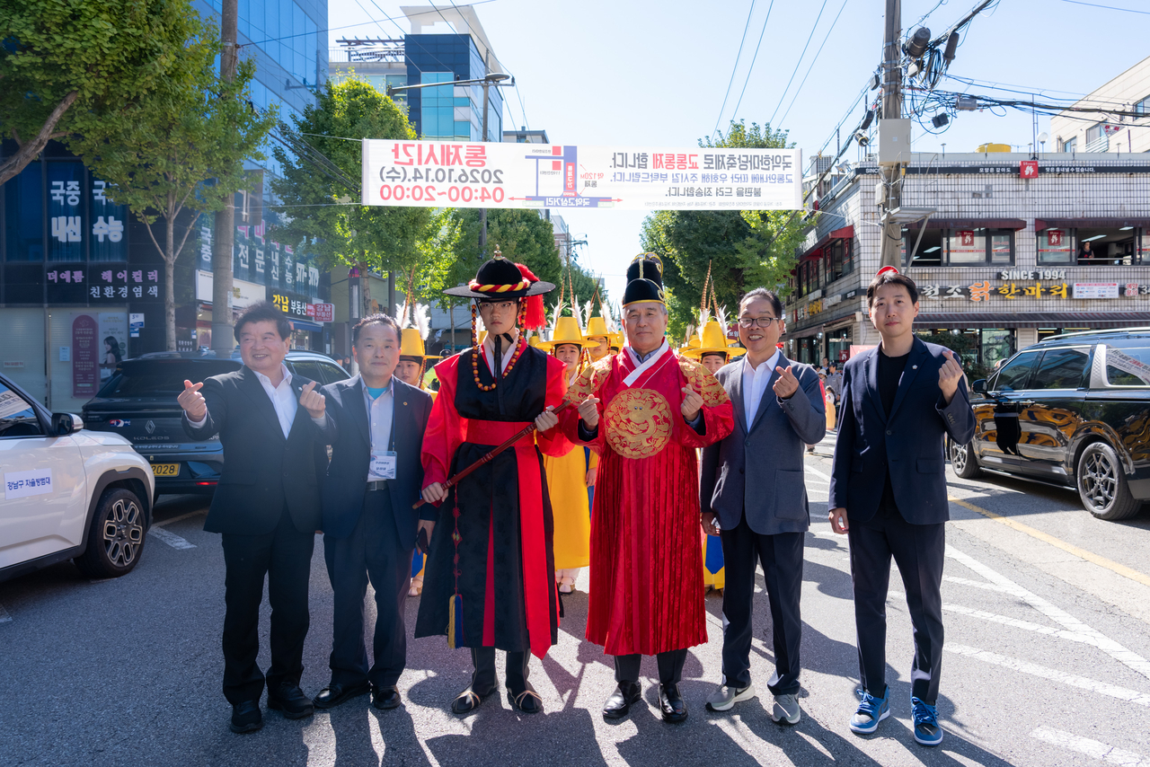 취타대와 함께한 강남구의회 의원들. 좌측 첫 번째 이동호 의원, 두 번째 윤상태 개포골 어울림 국악한마당 추진위원장,  다섯 번째 복진경 의원, 여섯 번째 황태현 의원
