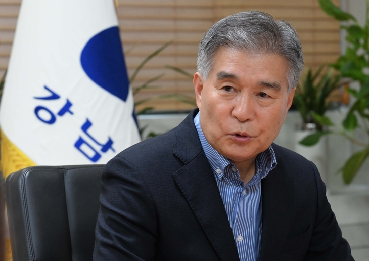Gangnam-gu Mayor Kim Hyeon-ki speaks during an interview with The Korea Herald at Gangnam-gu Office in Seoul on Tuesday. (Lee Sang-sub/The Korea Herald)