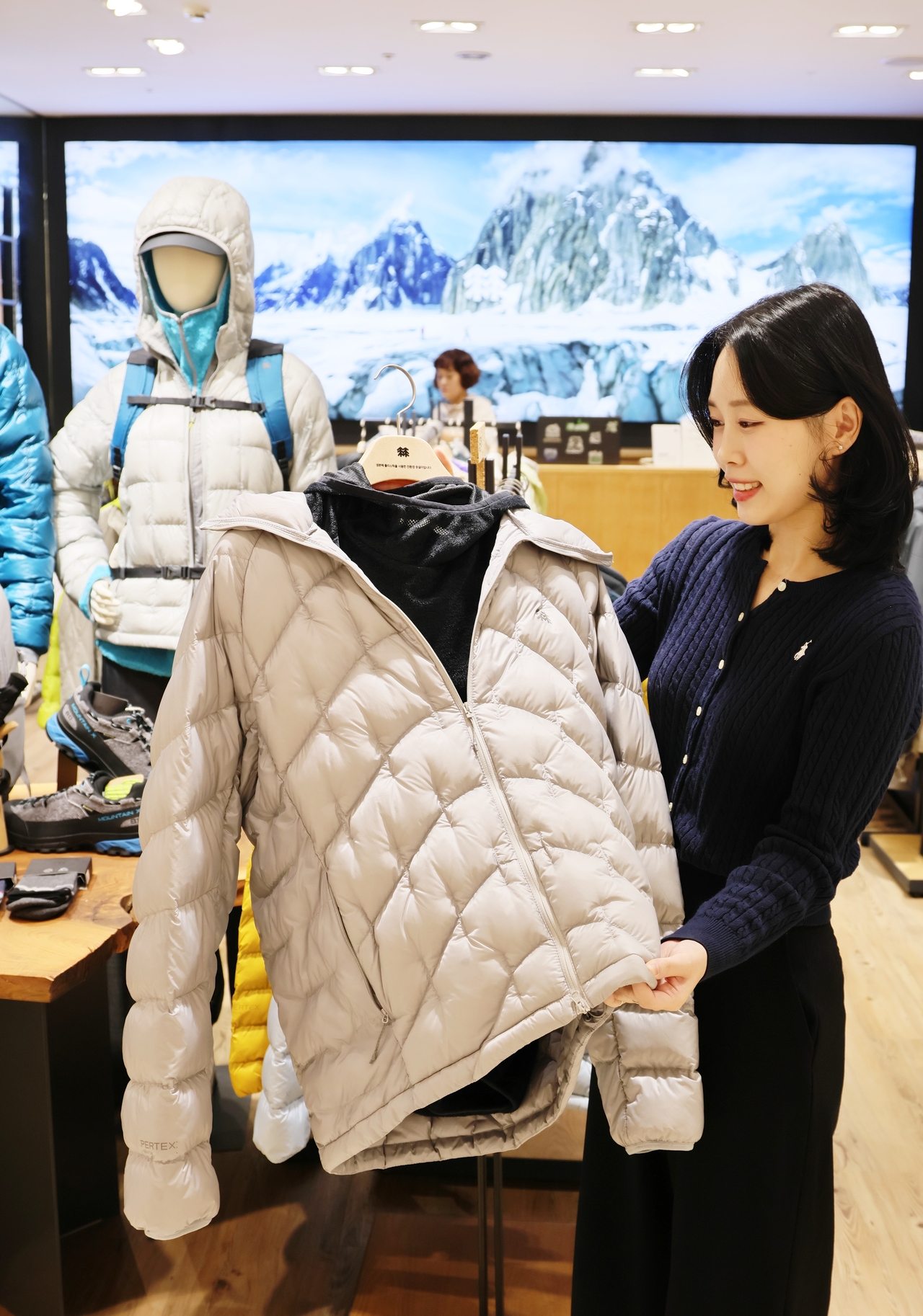 롯데백화점 상인점 4층 코오롱스포츠 매장에서 고객이 다양한 가을 상품을 살펴보고 있다.[롯데백화점 제공]
