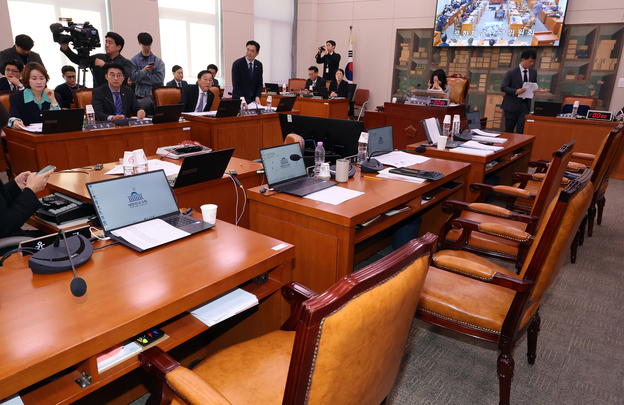 14일 국회에서 열린 문화체육관광위원회 국정감사가 국민의힘 위원들이 영화 ‘암살자(들)’ 관계자를 증인으로 채택하지 못하게 되자 퇴장한 가운데 회의가 열리고 있다. [연합]