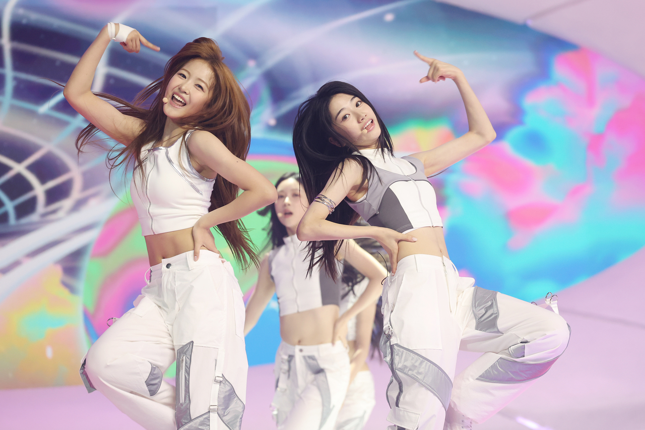 Aijing (left) of A2O Lite performs "Neon" during the girl group's debut showcase, "Welcome to Soulite From A2O Soul A2O Lite," at Kintex in Goyang, Gyeonggi Province, Monday. (Yonhap)