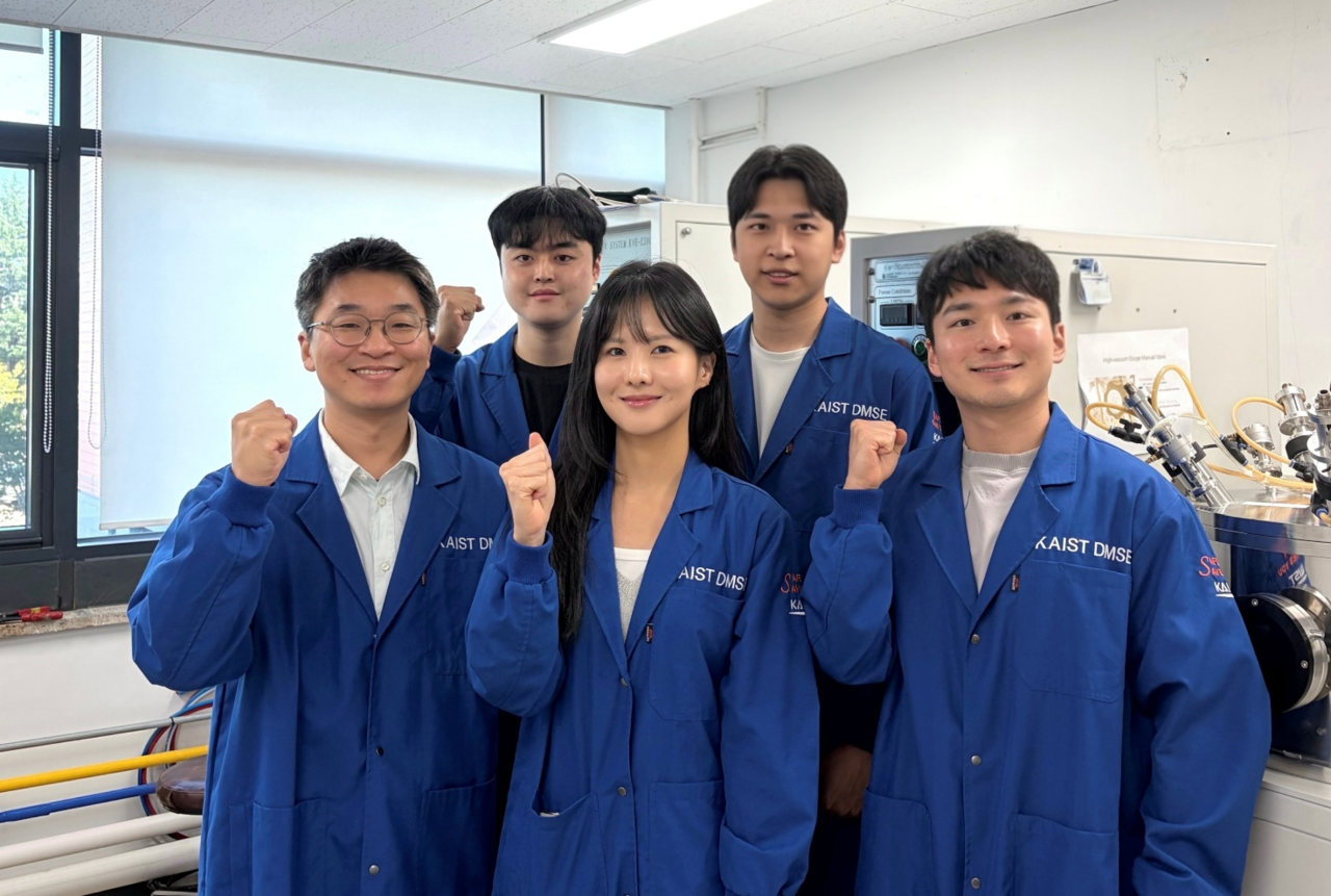 김경민(아랫줄 왼쪽부터 시계 반대방향) 교수, 노희수, 고명찬, Jingyao, 고태욱 박사과정.[KAIST 제공]