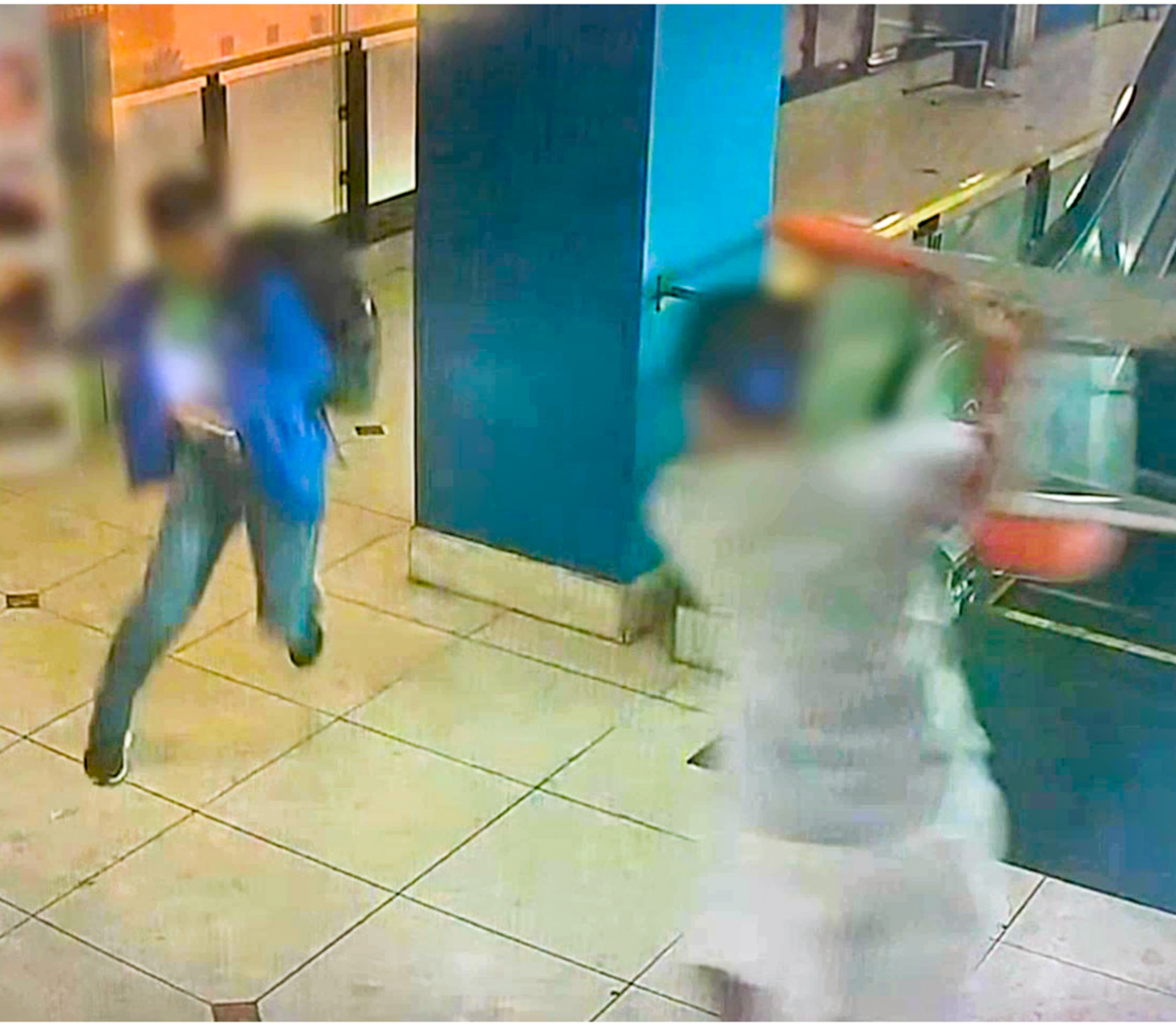 인천경찰청이 14일 공개한 CCTV 영상에 전날(13일) 인천 남동구 구월동의 대형 상업시설 건물에서 시민들이 흉기 난동범을 제압하는 장면이 담겼다. [인천경찰청 제공]