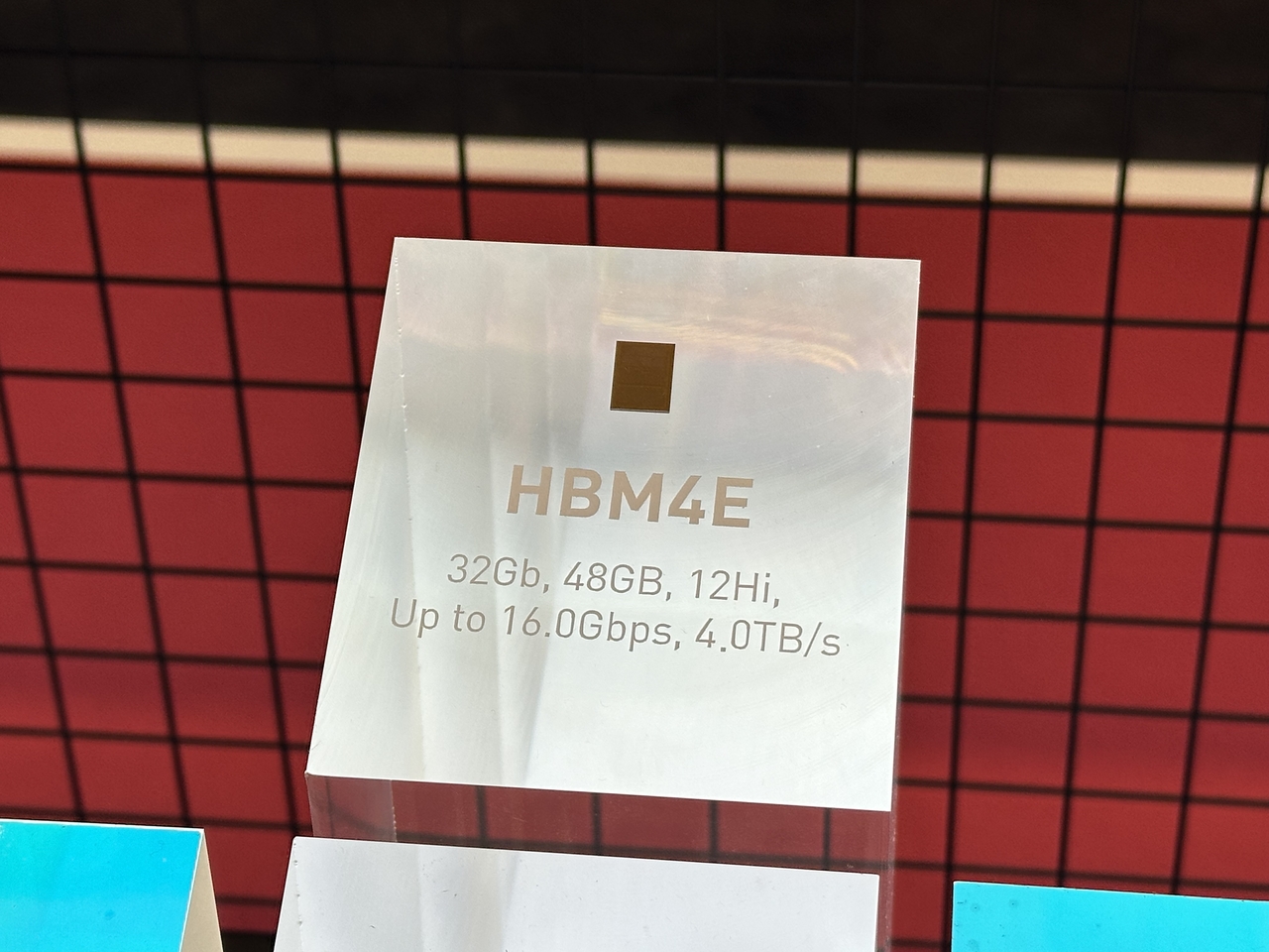 SK하이닉스가 SEDEX 2026에서 공개한 HBM4E 실물. 이정완 기자.
