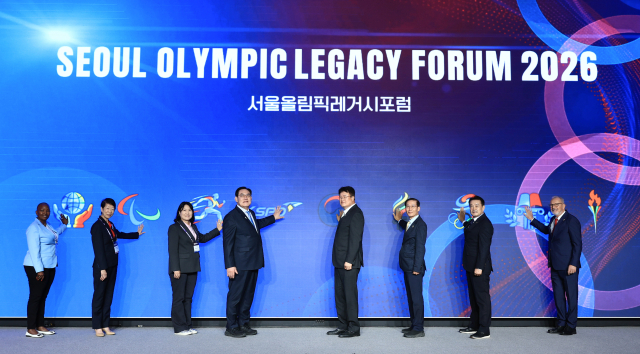 13일 서울올림픽레거시포럼 2026 참석자들이 개회 기념촬영을 하고 있다.