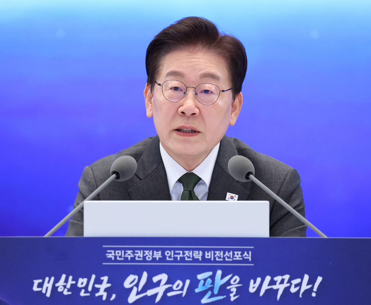 President Lee Jae Myung speaks at a ceremony unveiling the government's population strategy vision at Cheong Wa Dae on Wednesday. (Yonhap)