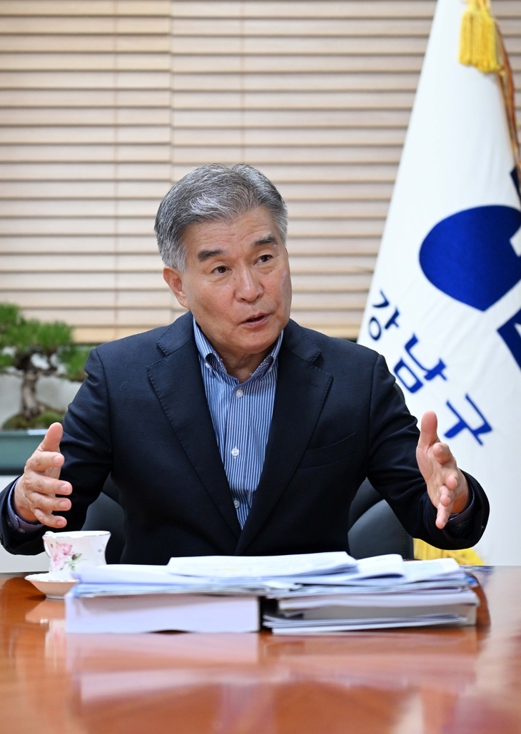 Gangnam-gu Mayor Kim Hyeon-ki speaks during an interview with The Korea Herald at Gangnam-gu Office in Seoul on Tuesday. (Lee Sang-sub/The Korea Herald)