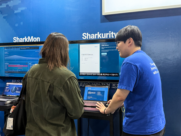 사진설명 : AI Festa 26 스마일샤크 부스에서 방문객이 ‘샤큐리티(Sharkurity)’ 보안 점검 시연을 체험하고 있다