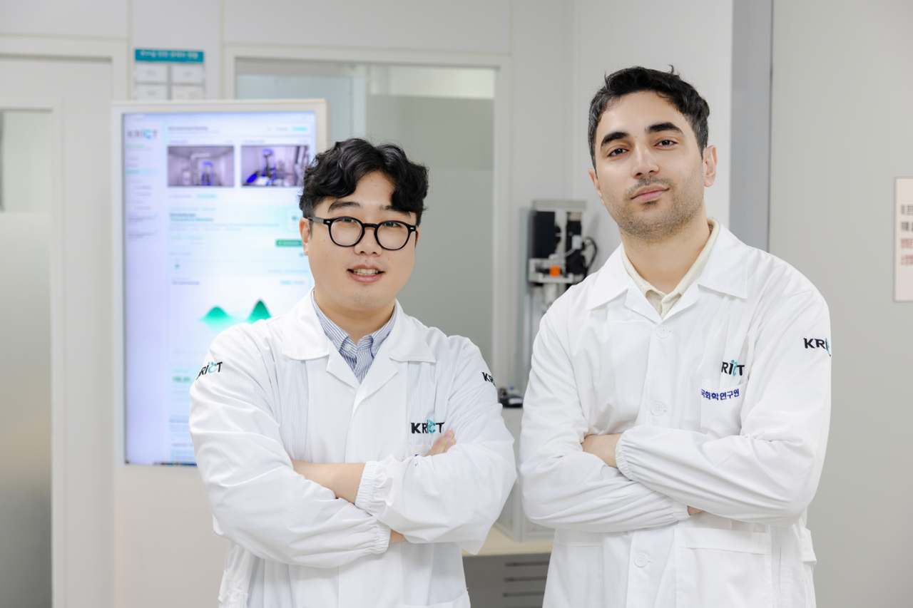 Senior researcher Ahn Kwang-no (left) and postdoctoral researcher Amirreza Mottafegh of the Korea Research Institute of Chemical Technology, who conducted the study. [Korea Research Institute of Chemical Technology]