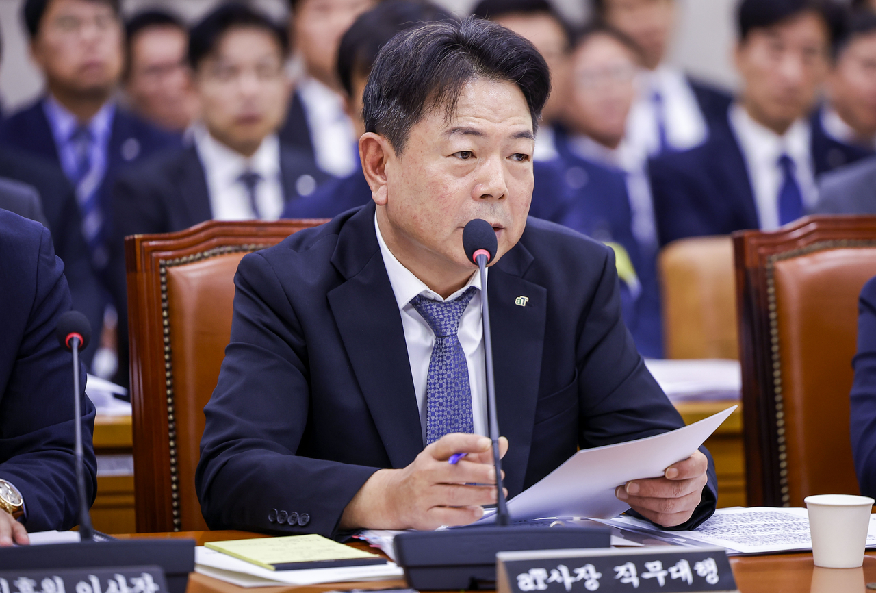 김창국 한국농수산식품유통공사 사장 직무대행이 14일 서울 여의도 국회에서 열린 농림축산식품해양수산위원회의 국정감사에서 질문에 답하고 있다. [뉴시스]