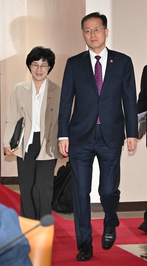 [헤럴드pic] 비상경제본부회의 참석하는 이형일 부총리