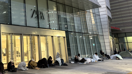“전날 9시부터 기다렸어요”…두쫀쿠 이어 떡까지, 오픈런은 놀이가 됐다 [르포]