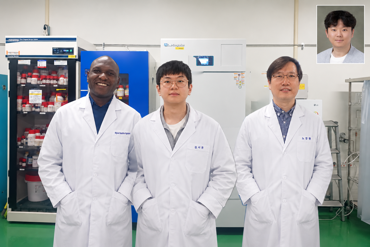 응굴리미(왼쪽부터) UST 박사 졸업생, 김시온 UST 통합과정생, 노창현 UST 교수, 윤석민 UST 통합과정생.[UST 제공]