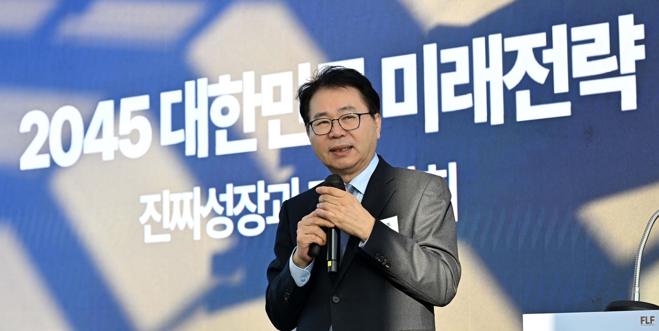 헤럴드경제와 법무법인 대륙아주가 공동 주최하는 미래리더스포럼 10월 초청 강연이 14일 오전 서울 중구 앰배서더 서울 풀만 호텔에서 열린 가운데 이한주 경제인문사회연구회 이사장이 연사로 참석해 강연하고 있다. 이상섭 기자
