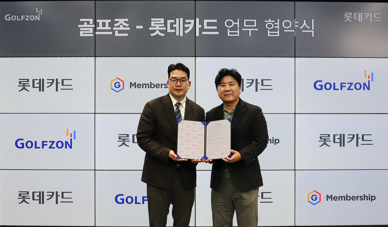 지난 12일 업무 협약식에서 포즈를 취하고 있는 골프존 신규사업본부 손장순 본부장(왼쪽).