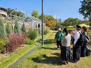 성동구, 중랑천 ‘걷고 듣는’ 정원 프로그램 운영