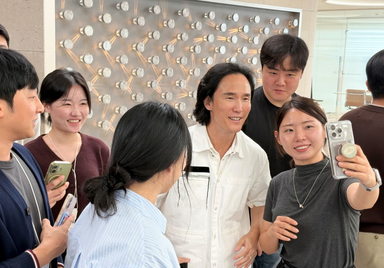 조현범 한국앤컴퍼니그룹 회장이 주니어보드 구성원들과 셀카 촬영을 하고 있다. [한국앤컴퍼니그룹 제공]