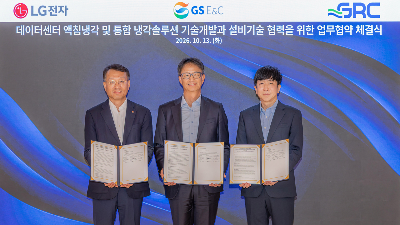 LG전자가 13일 서울 종로구 GS건설 본사에서 GS건설, 美 GRC와 데이터센터 액침냉각 기술 공동개발을 위한 업무협약을 체결했다. 왼쪽부터 오세기 LG전자 ES연구소장(부사장), 조성한 GS건설 미래기술원장(부사장,) 최동훈 GRC 한국지사장 이사. [LG전자 제공]