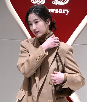 [포토] 원지안  ‘가방이 잘 어울리나요’