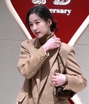 [포토] 원지안  ‘가방이 잘 어울리나요’