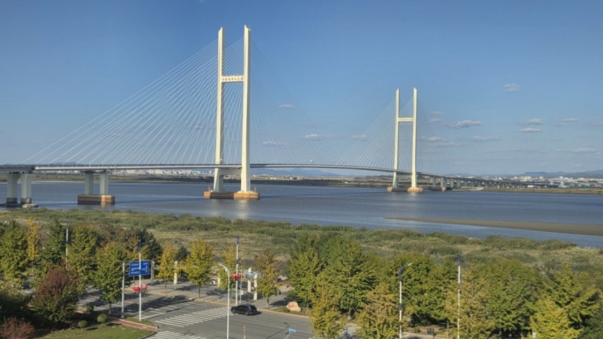 The New Yalu River Bridge, connecting Dandong, China, and Sinuiju, North Korea, is seen from the Chinese side in Dandong on Oct. 5. The four-lane bridge was completed in 2014 but has remained unopened for 12 years. (Newsis)