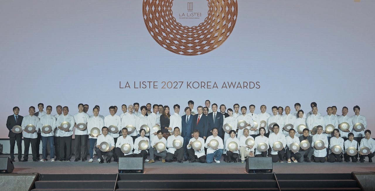 지난 12일 인천 파라다이스시티에서 열린 ‘라 리스트 2027 코리아 어워즈’ 수상자들이 기념촬영을 하고 있다. [파라다이스 제공]
