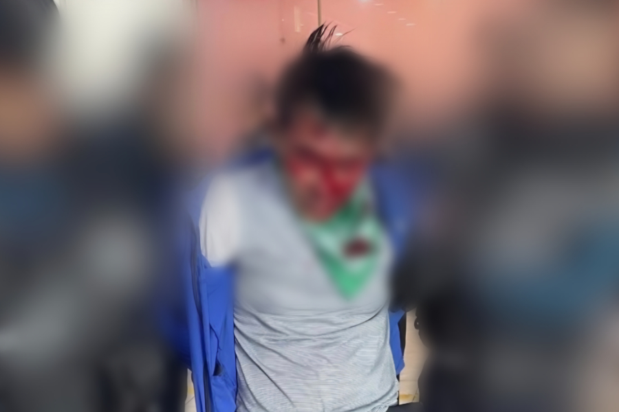 지난 13일 인천 남동구 구월동 복합상가에서 흉기 난동을 벌인 A(59) 씨. 시민들에게 제압된 후 경찰에 체포된 사진. 의자 등에 맞아 얼굴에서 피를 흘리고 있다. [SNS]