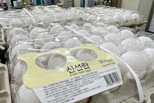Packaged eggs imported from Brazil are stacked in trays at a local discount store in Seoul.  (Yonhap)