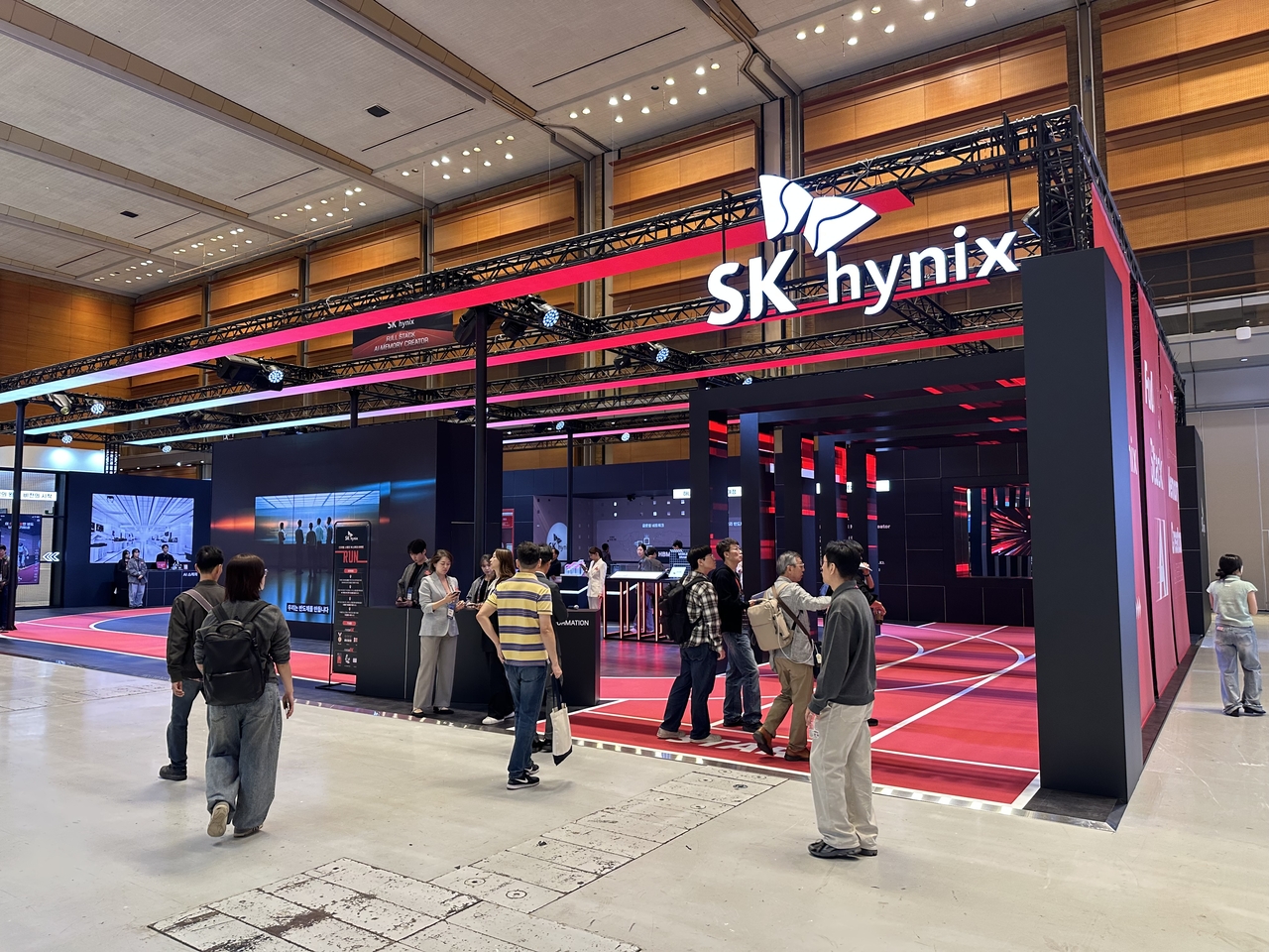 14일 서울 강남구 코엑스에서 개막한 SEDEX 2026 SK하이닉스 전시관. 이정완 기자.