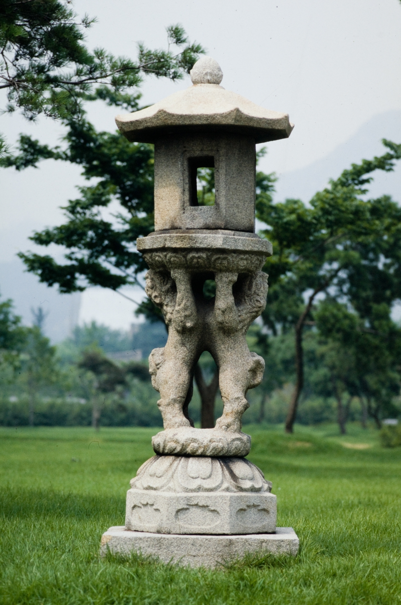 Twin-lion Stone Lantern of Jungheung Mountain Fortress in Gwangyang, Jeonnam-Gwangju